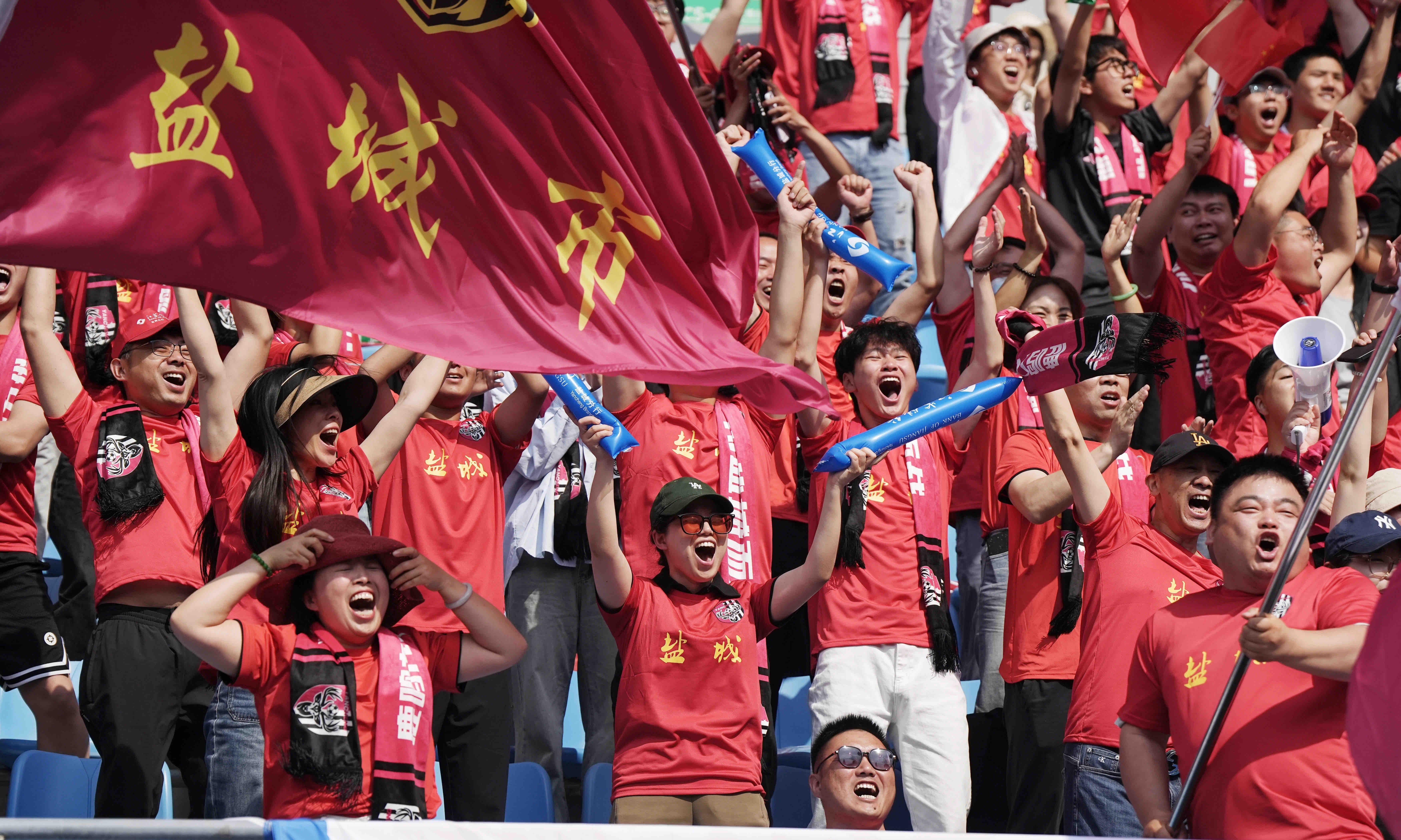关于激情足球赛场再度点燃，球员拼搏至极的信息